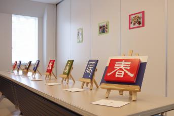 図書館に展示された作品の写真