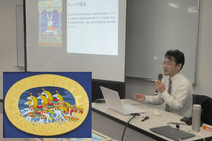 解説を行う講師の写真と講師の作品の写真