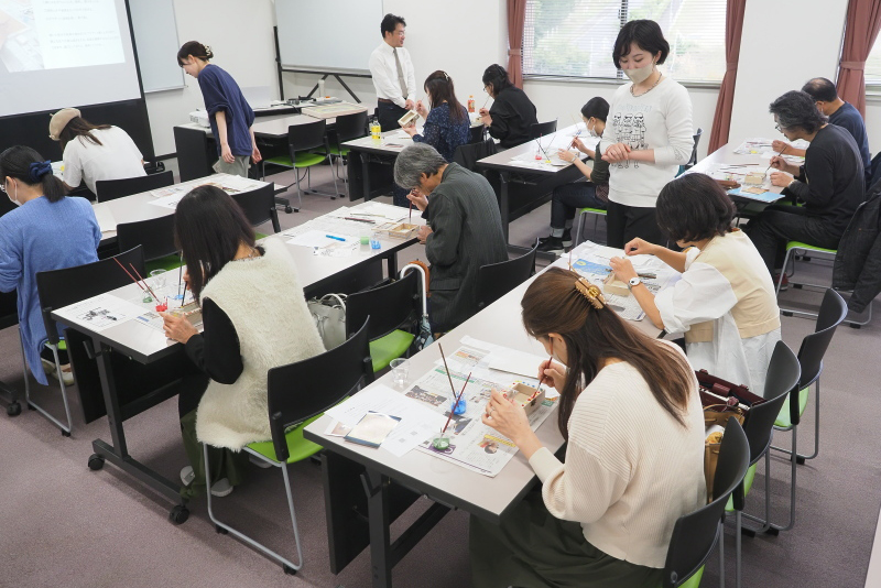 絵付けを行う参加者たちの写真