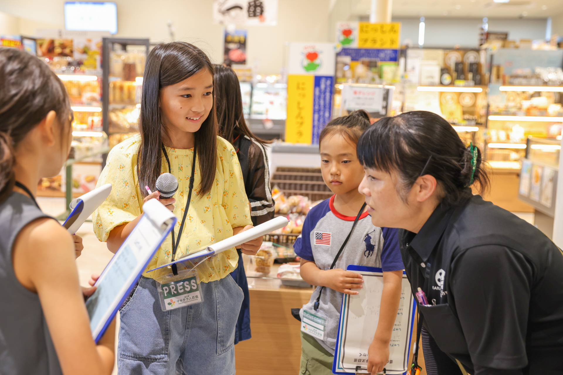 スタッフの話を真剣に聞くこどもたちの写真