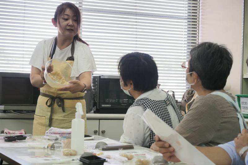 温めた白あんを受講者に示す講師