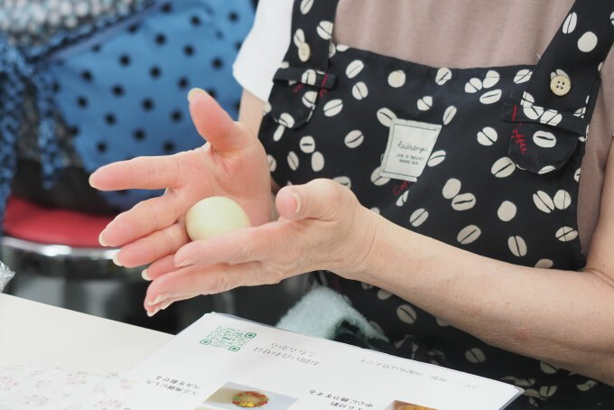 素材の白あんをきれいに丸めます