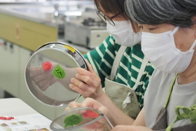 白あんを丁寧に裏ごしします