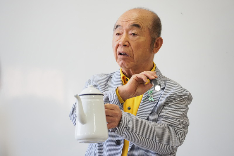 講師がデッサンのモチーフを手に持つ写真