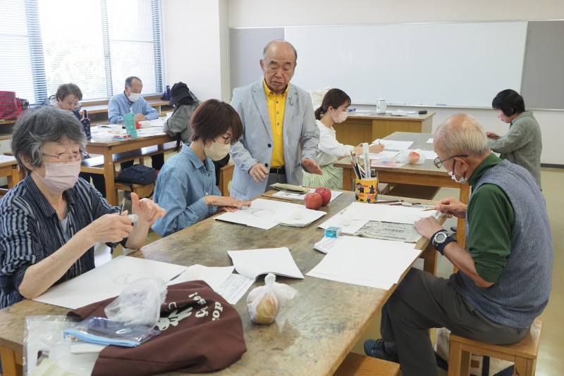 講師に描き方を教わる参加者の写真その1