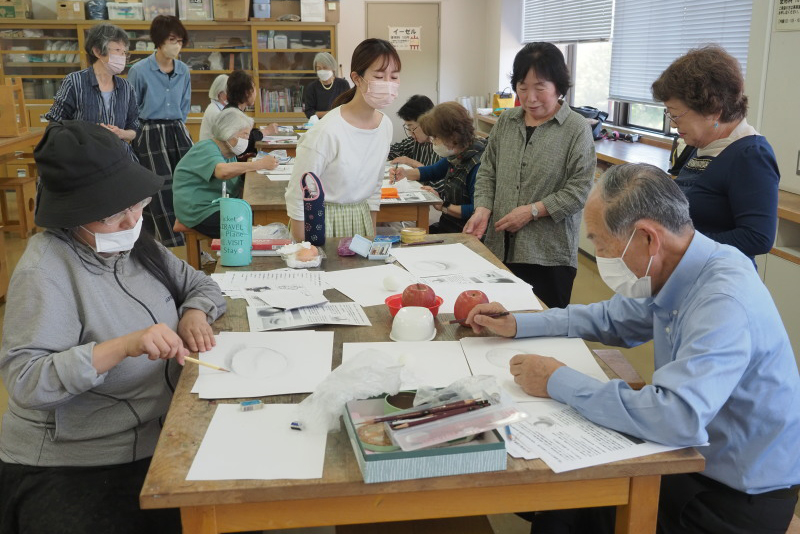 参加者同士で描いた絵を見せ合う様子の写真