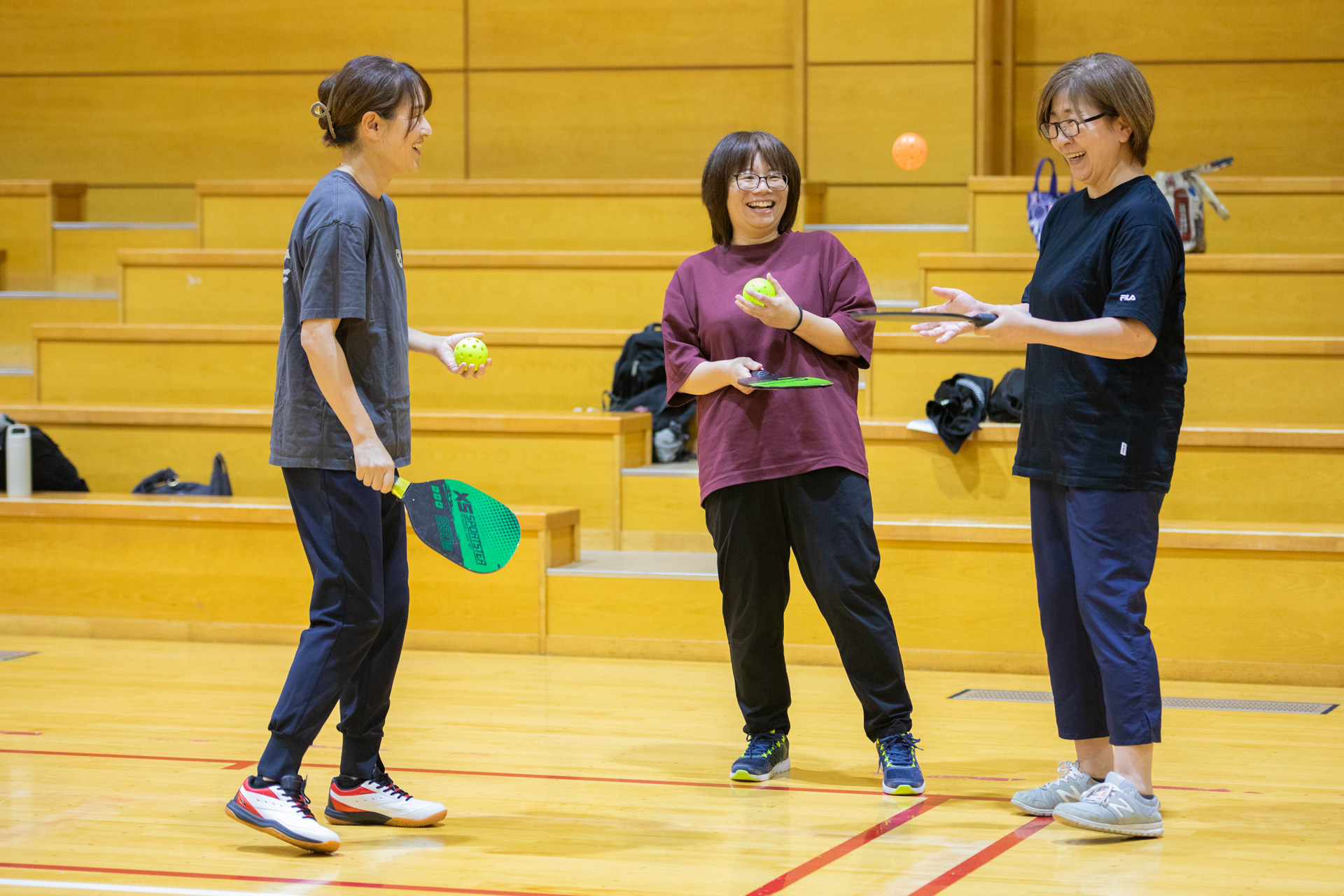 スポーツをしながら楽しそうに談笑する参加者の写真