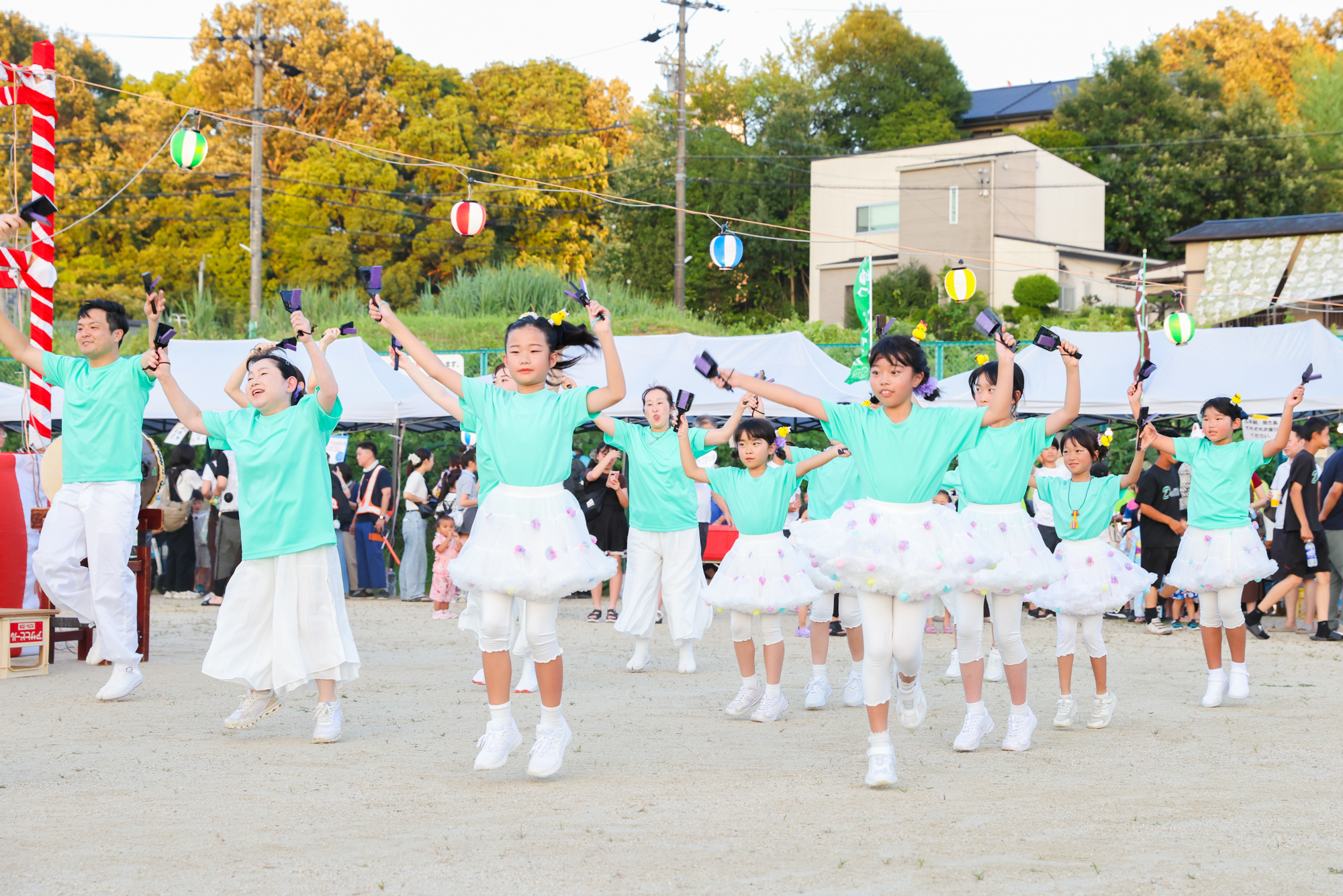 鳴子の演奏を行う様子の写真