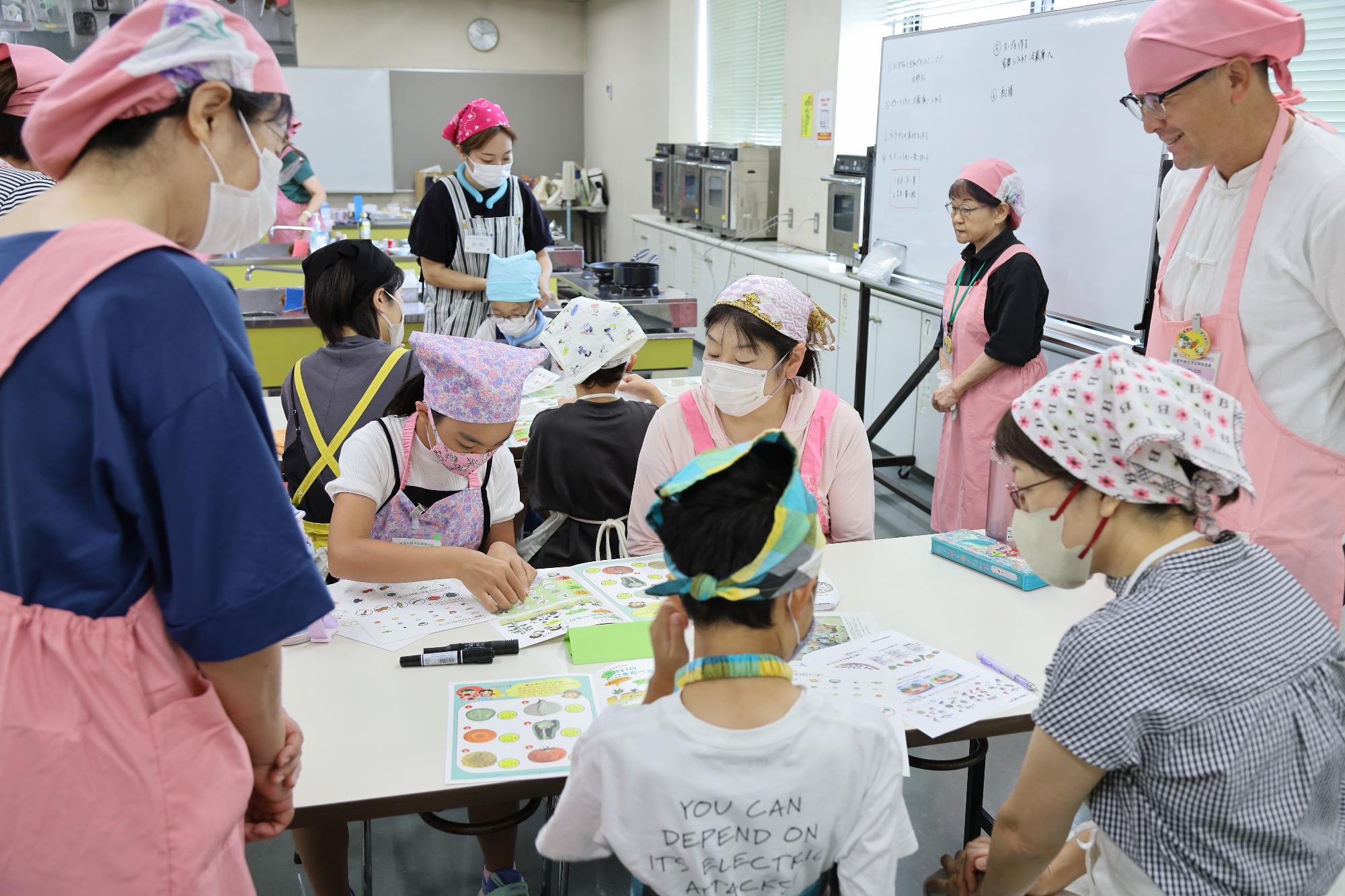 野菜について学ぶ参加者の写真