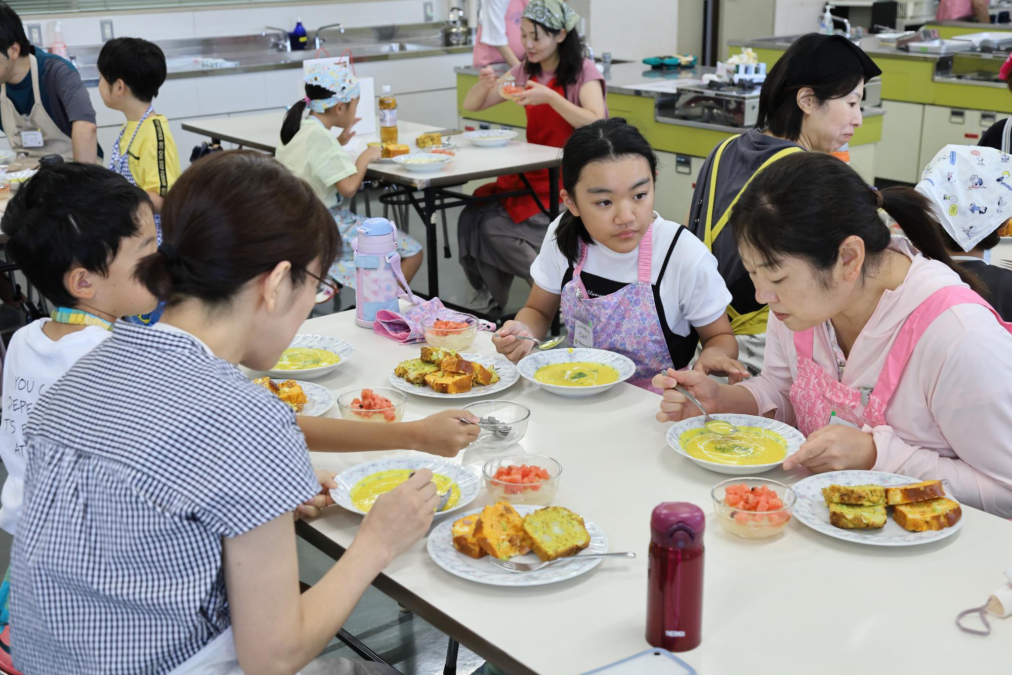 料理をみんなで食べている写真