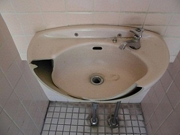 壊された手洗い場の写真