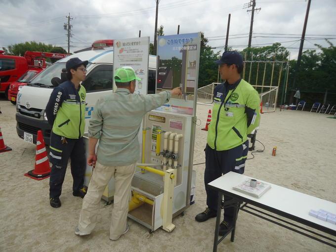 南小学校区の運動場で行われた防災訓練の様子の写真