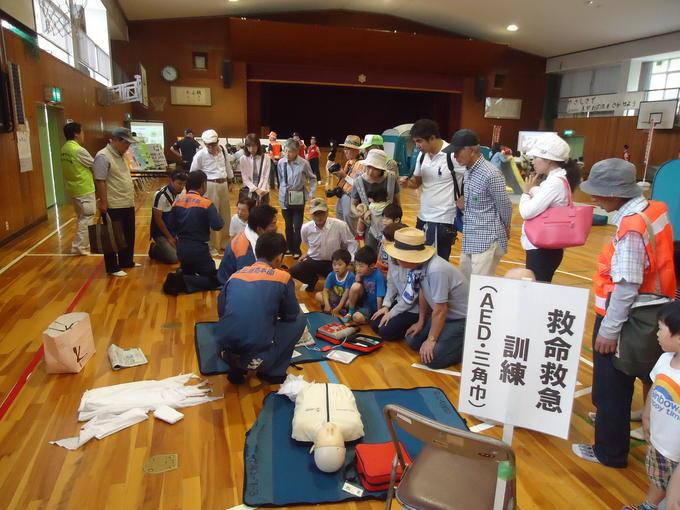 南小学校区、体育館で行われた救命救急訓練の説明を受ける参加者の写真