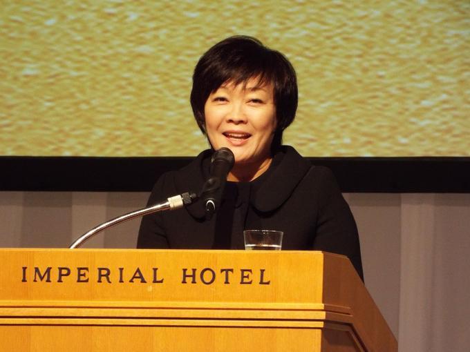 社会貢献者表彰式にてあいさつする安倍昭恵財団法人社会貢献支援財団会長の写真