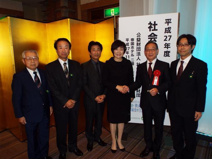 安倍会長と五色園区自主防災隊のみなさんの集合写真