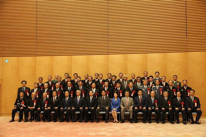阿部総理を真ん中にした、受賞者全員の集合写真