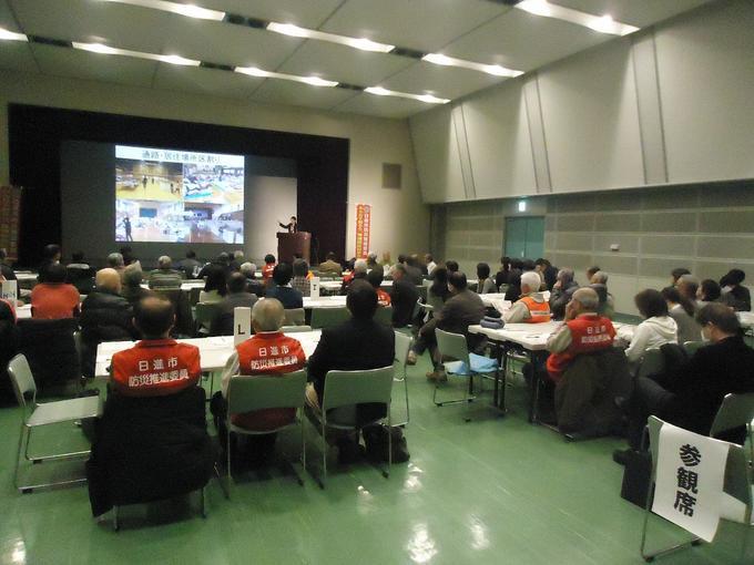 日進市民会館小ホールにて、認定特定非営利活動法人レスキューストックヤード 常務理事 浦野 愛 様の講演を熱心に聞く地域防災関係者達の写真