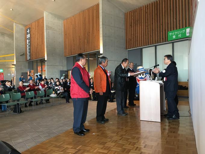 平成28年度愛知県防災貢献団体表彰式にて大村愛知県知事より表彰を受ける御岳防災会会長の三谷さんの写真