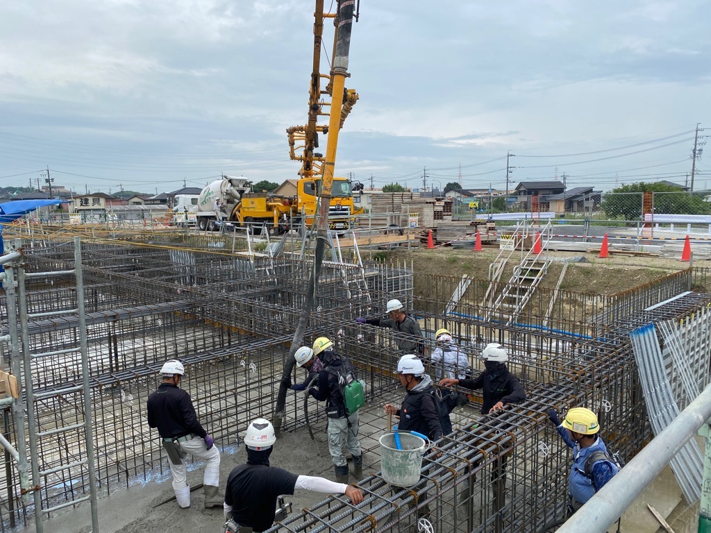 道の駅地域振興施設建築基礎コンクリート打設工事の施工状況写真