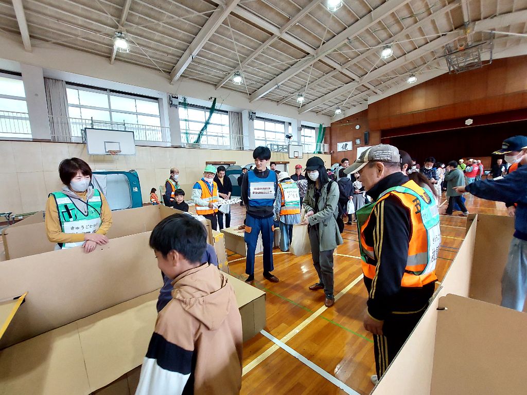 機能別消防団員による段ボールベッド設置説明(相野山小学校)