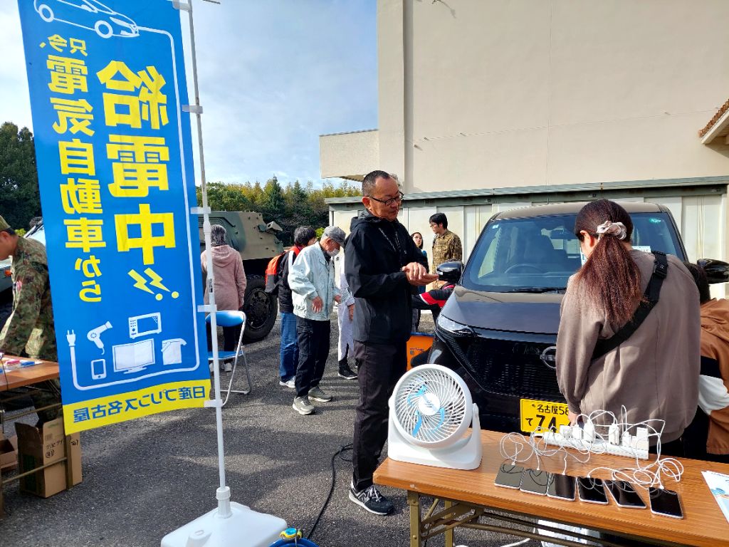 日産自動車による電動車の展示(相野山小学校)