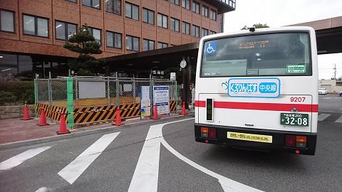 公共交通案内所の工事エリア仮囲いの様子の写真