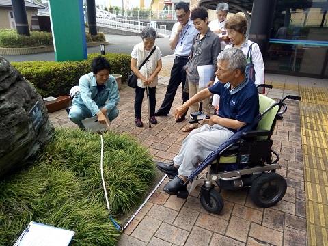 第1回設計ワークショップで現地確認をしている写真