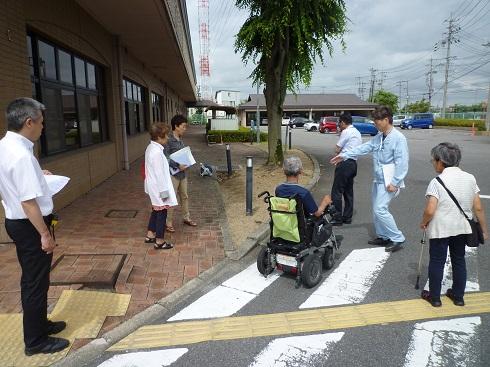 第1回設計ワークショップで現地調査をしている写真