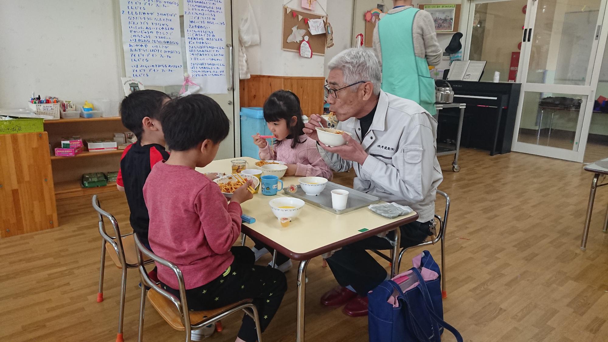 園児と給食をともにする工事関係者