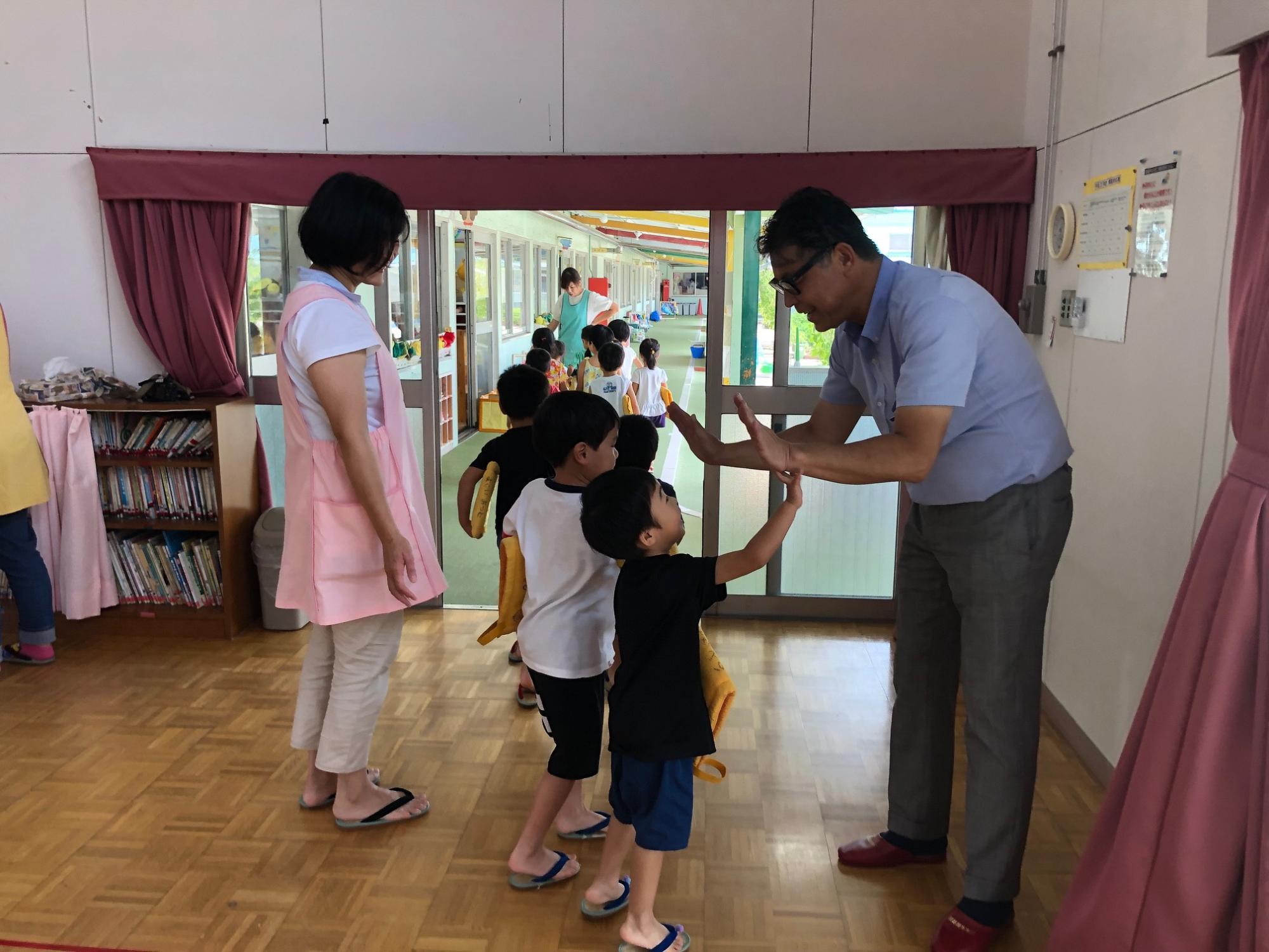 ハイタッチする様子