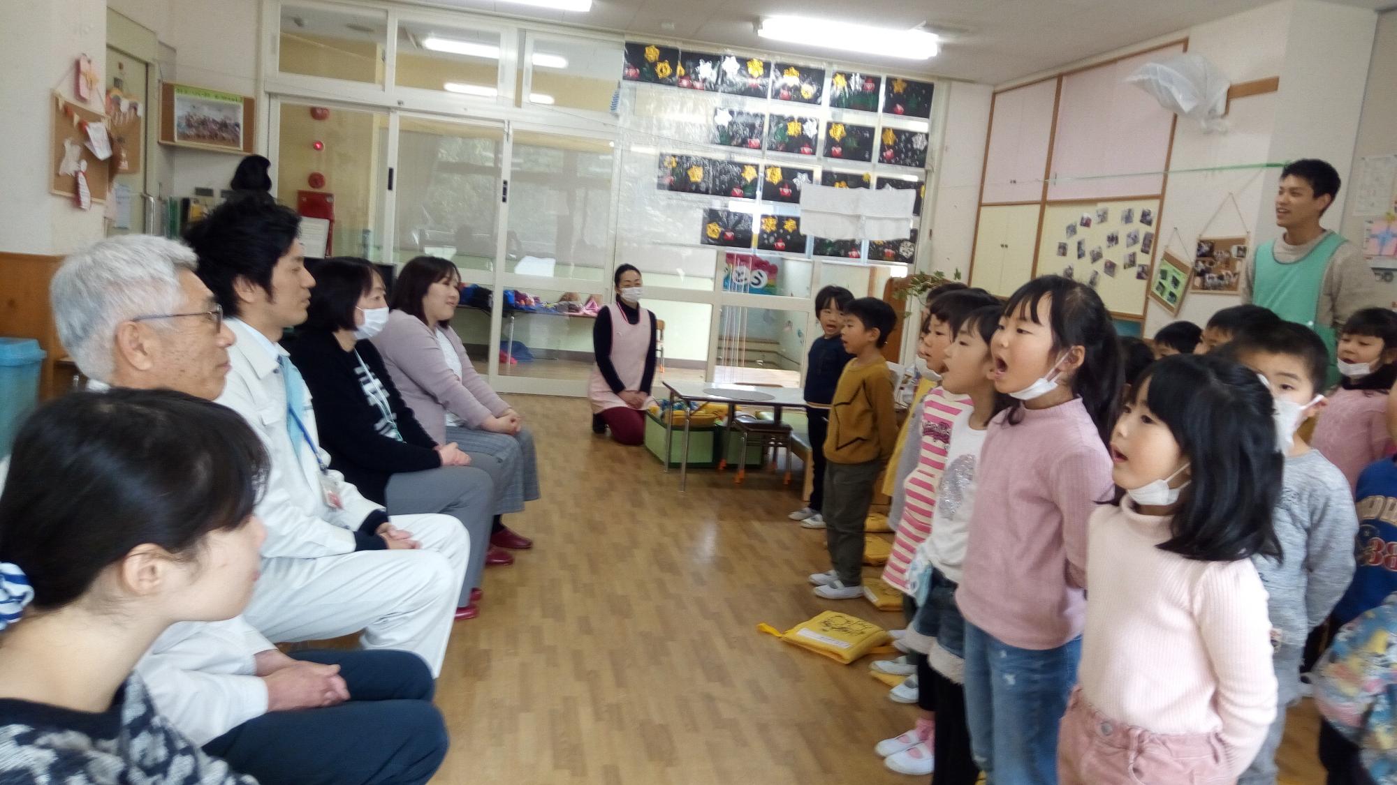 歌をプレゼントする園児