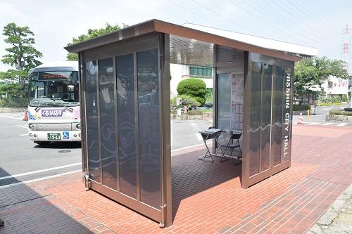市役所敷地内に整備された公共交通案内所を南側より撮影した写真