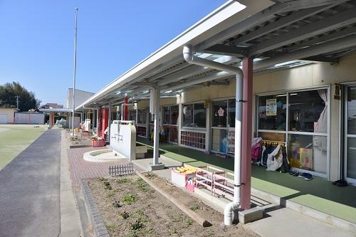 保育園のひさし入り口の外観写真