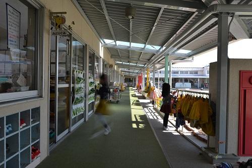 保育園の庇内側よりの写真
