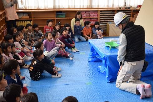 現場監督より指導をうける園児達と先生の様子の写真