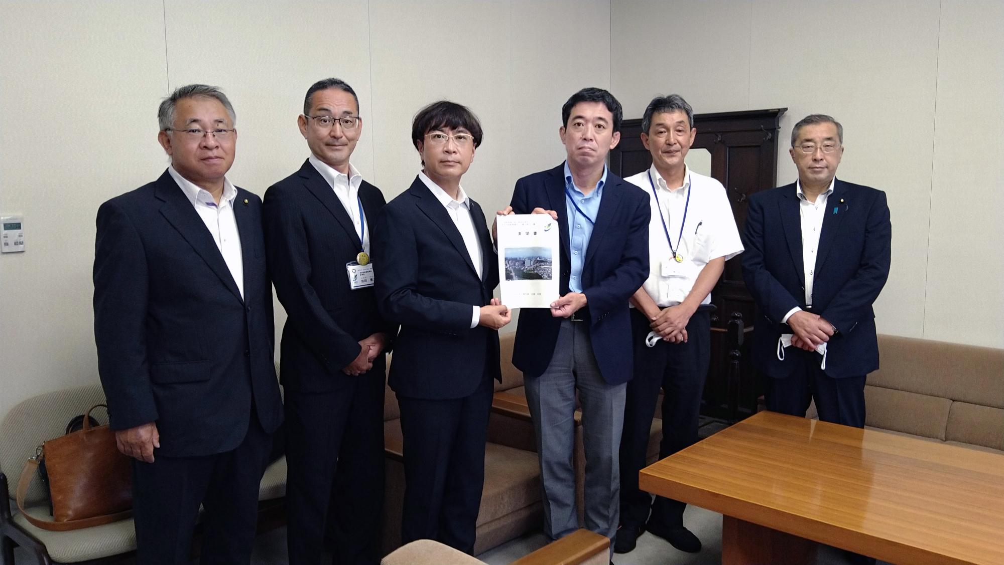 文部科学省総合教育政策局の小幡泰弘教育人材政策課長に要望書を手渡す近藤市長ら