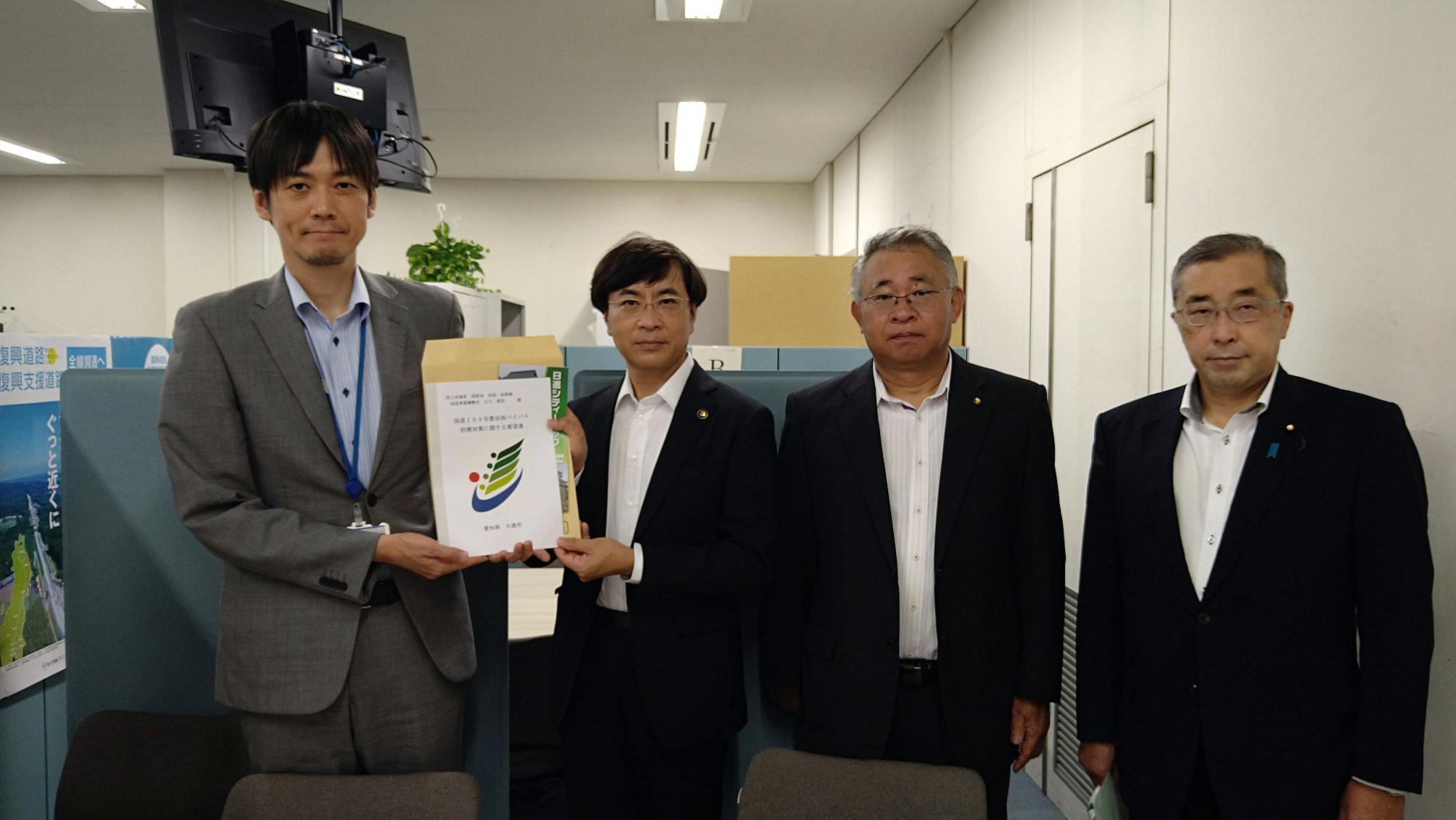 国土交通省道路局国道技術課の古川慎治国道事業調整官に要望書を手渡す近藤市長ら