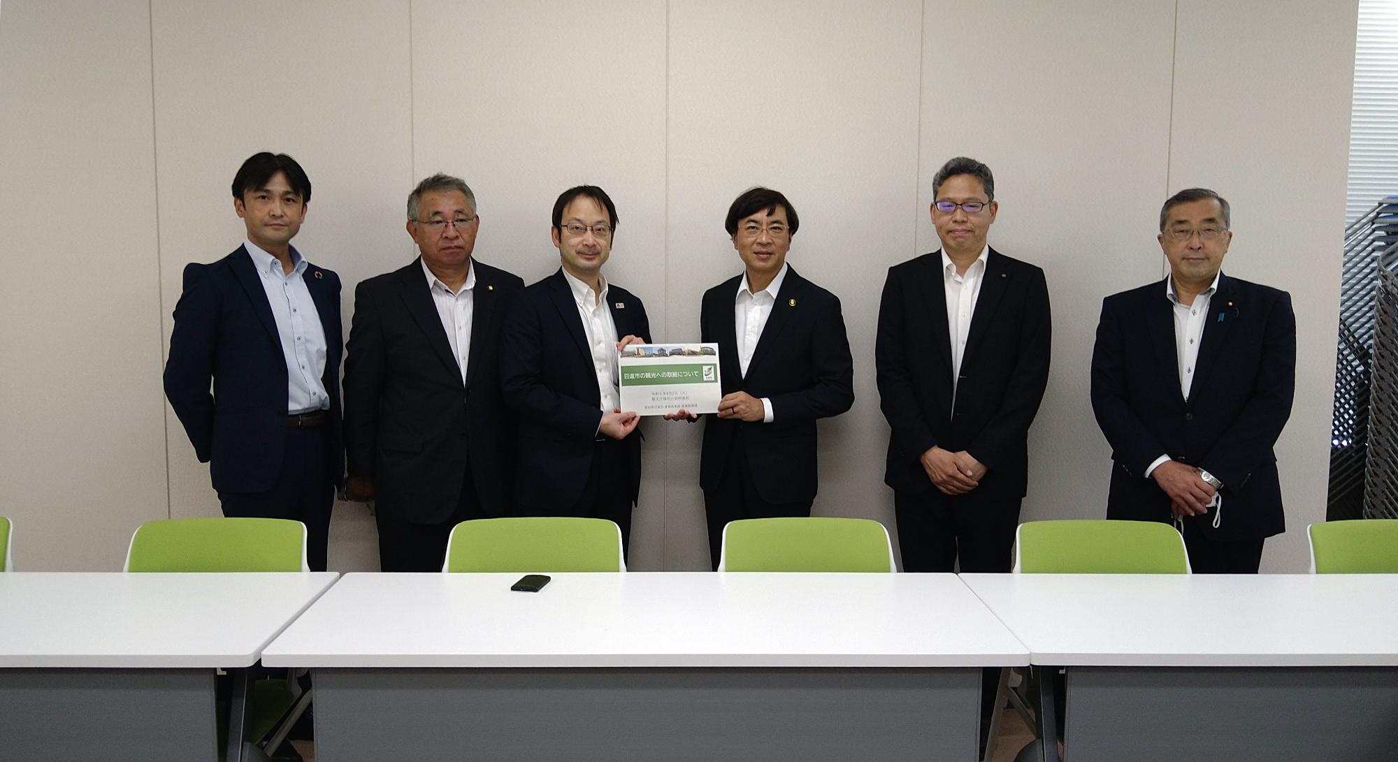 観光庁の大野達観光地域振興部長に要望書を手渡す近藤市長ら