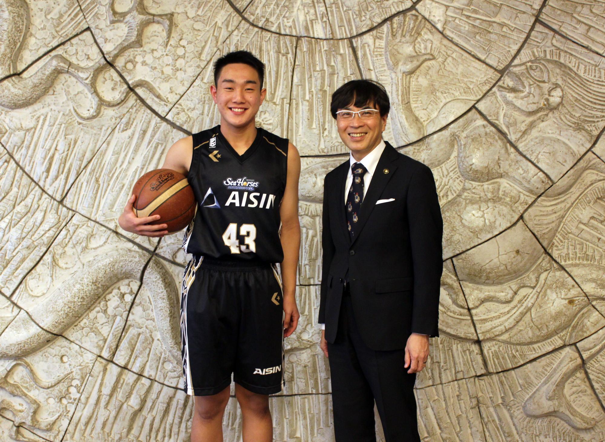 小畠迅翔さんと記念撮影をする近藤市長
