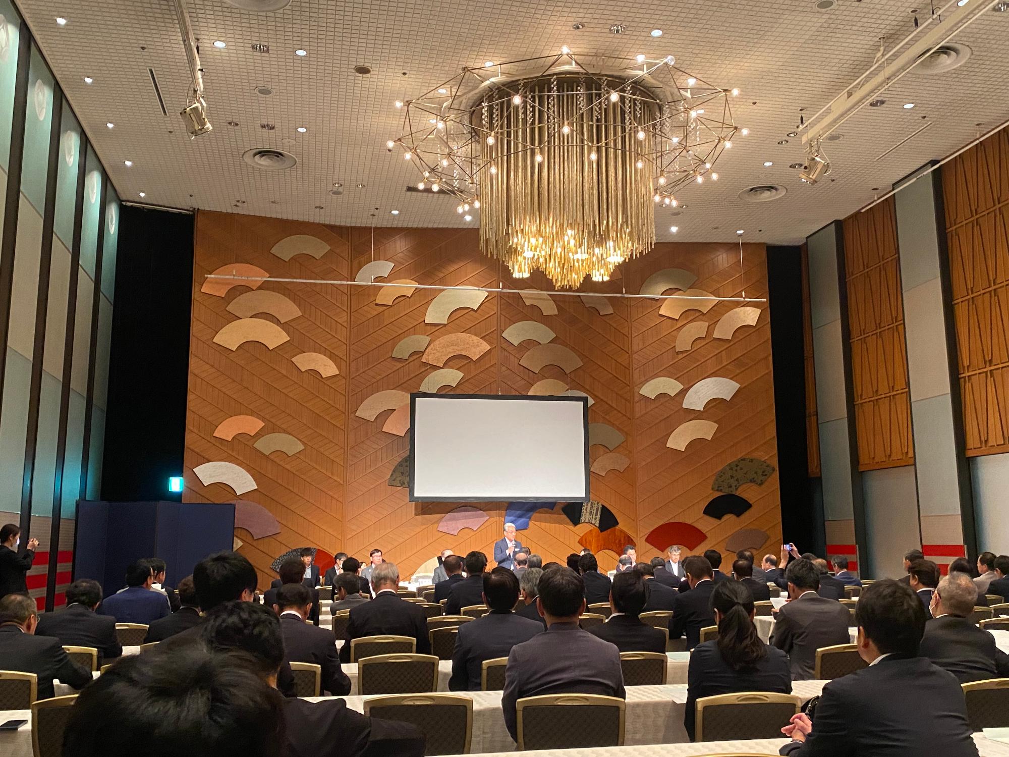 20240612_経済委員会に出席する近藤市長