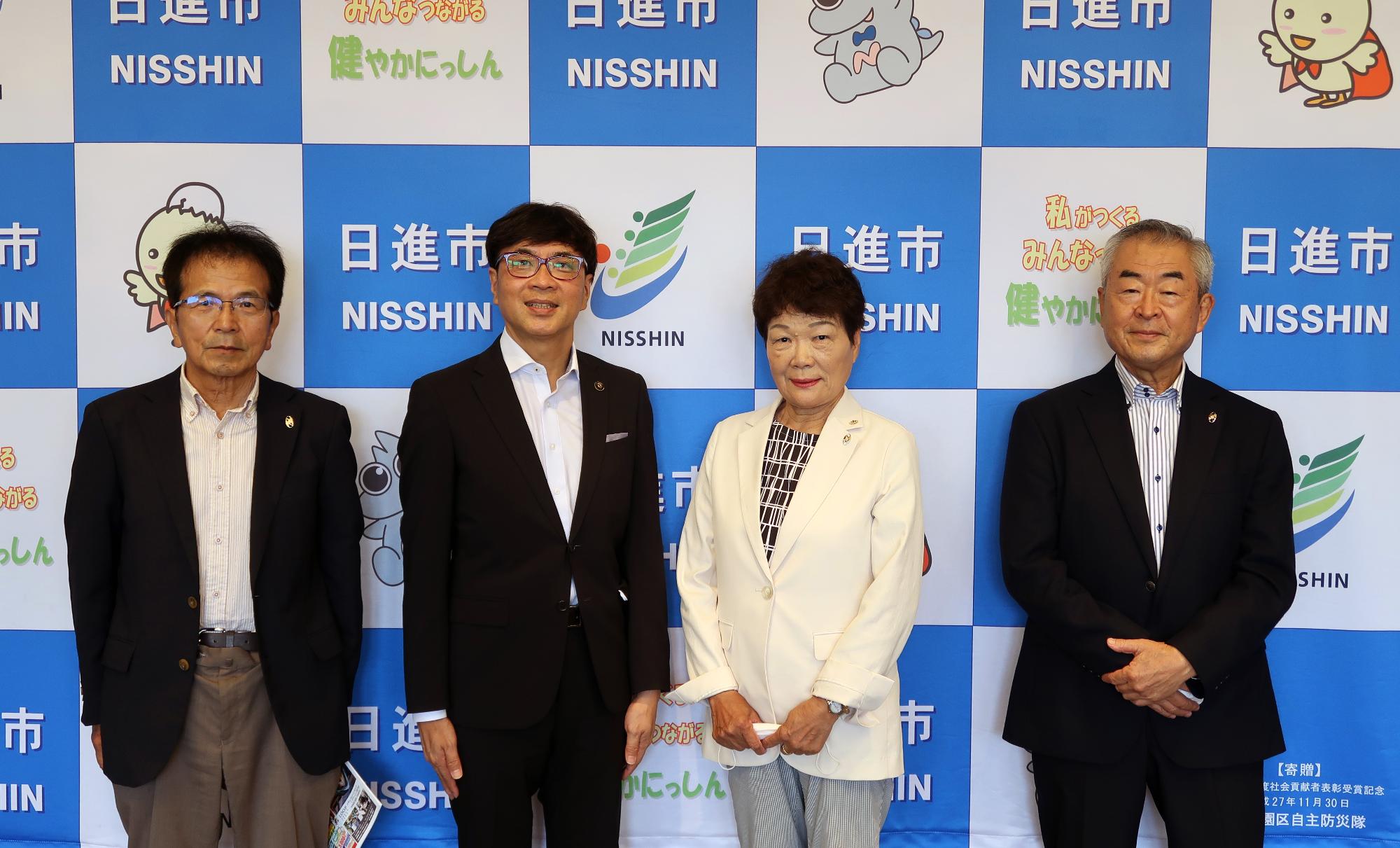 愛知中央ライオンズクラブの皆様と写真を撮る近藤市長