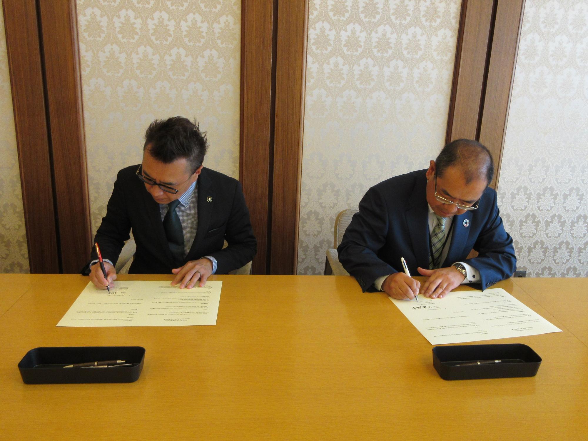 20240415_協定書にサインをする近藤市長と東邦ガス株式会社 吉崎尾張地域支配人