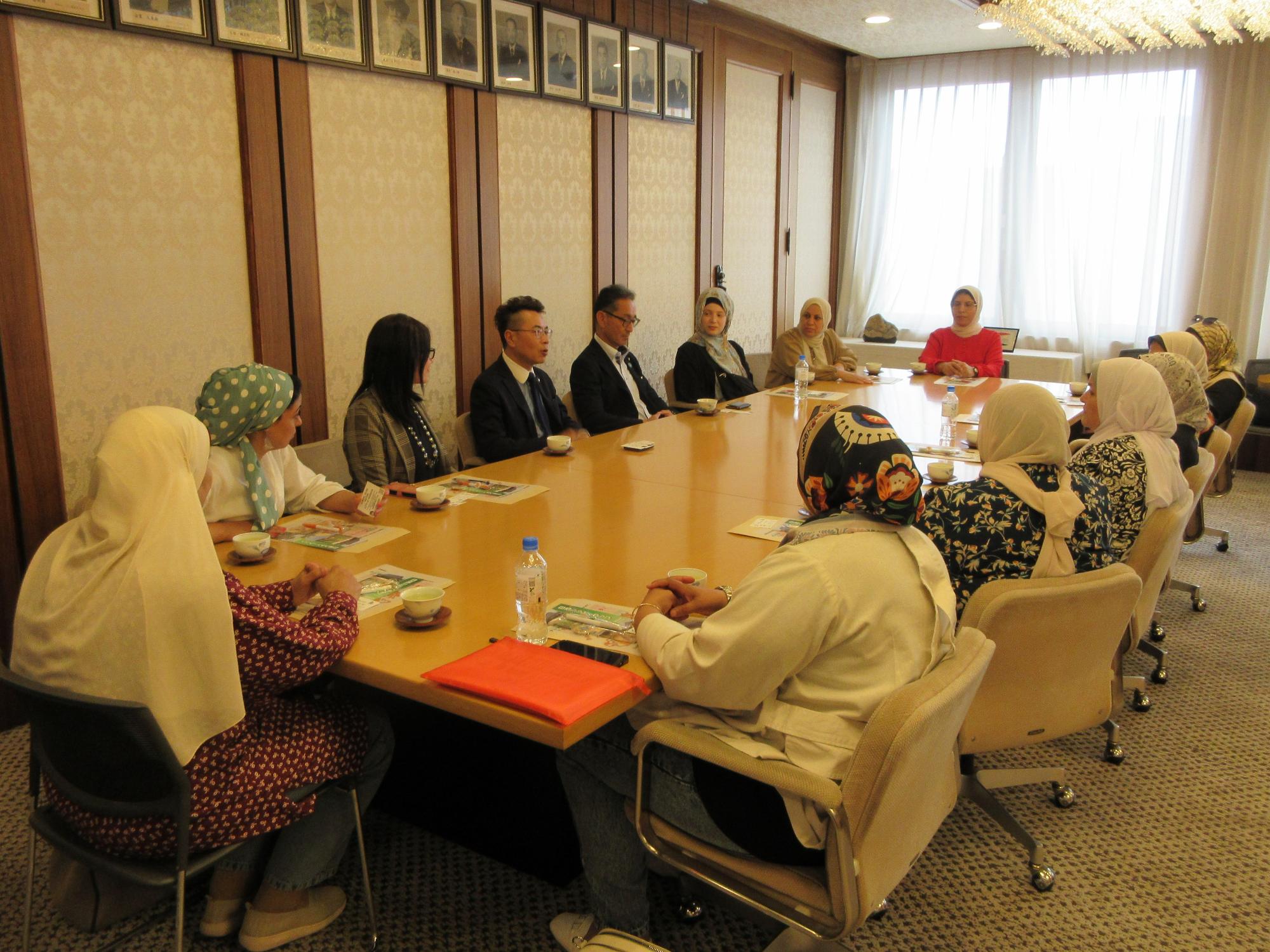 20240523_エジプト・アラブ共和国高等教育省職員と面会する近藤市長及び岩田教育長