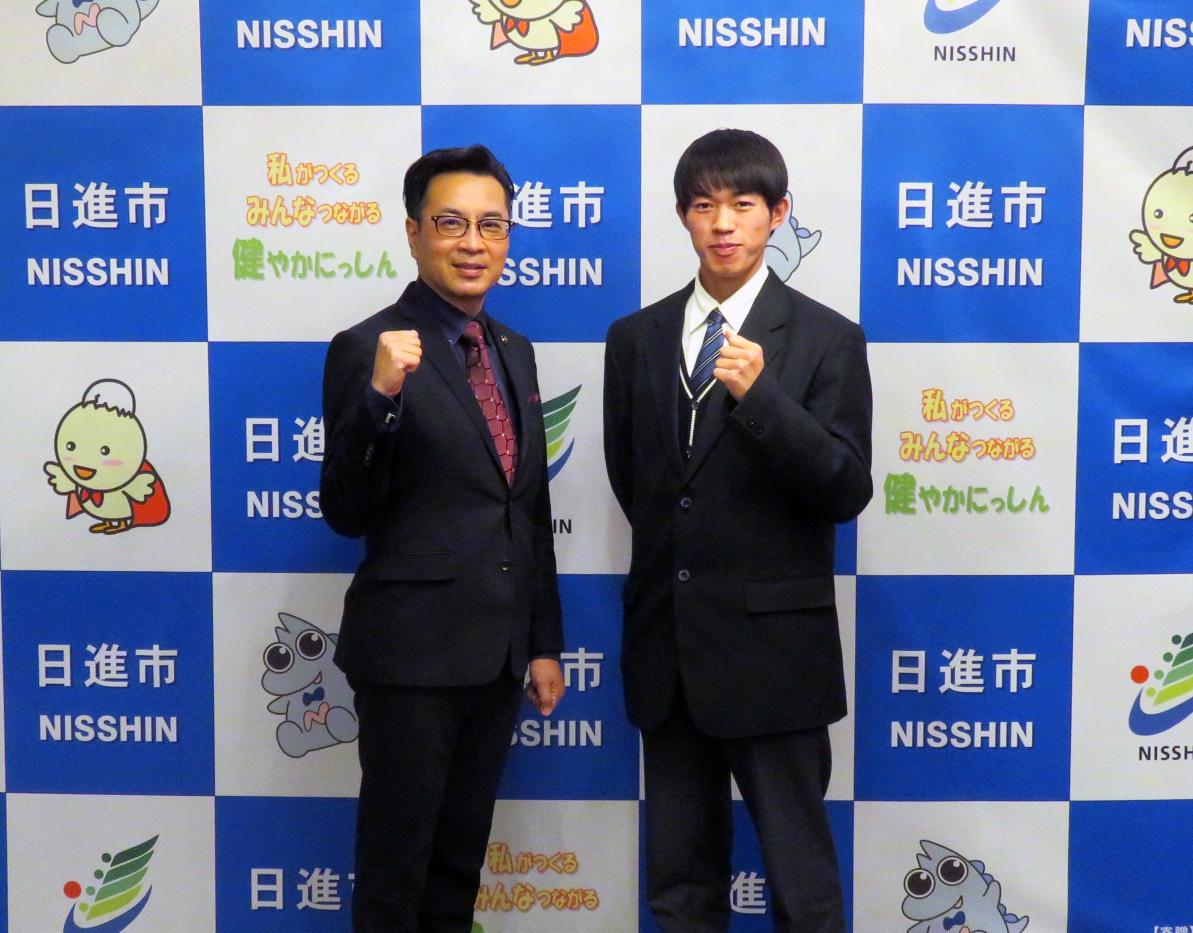 表敬訪問した中部大学第一高校の平松享佑さんと記念撮影をする近藤市長