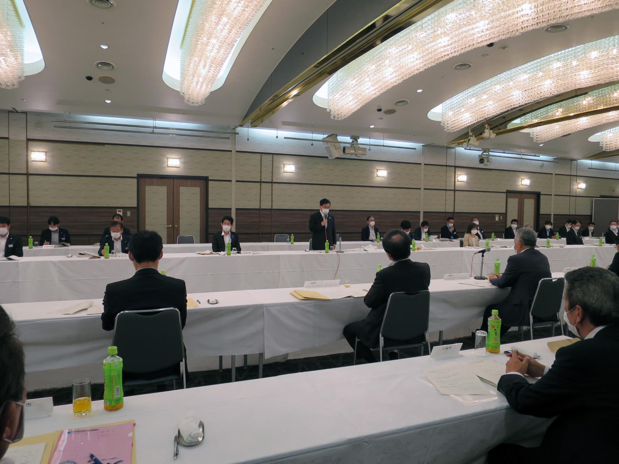 県・市懇談会で挨拶する大村知事