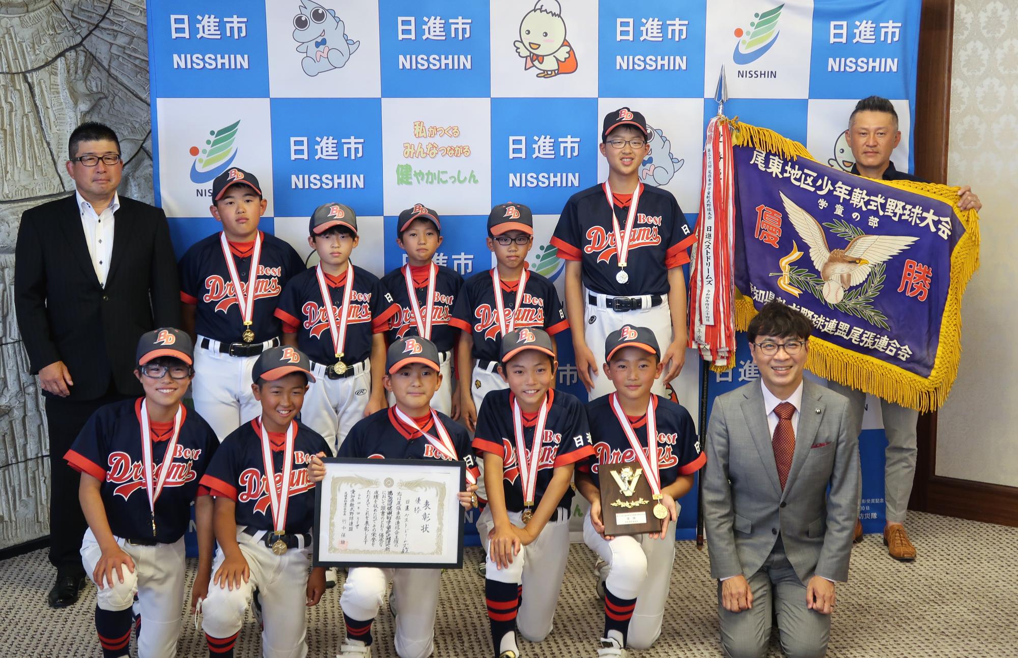 日進ベストドリームズの皆さんと記念撮影をする近藤市長