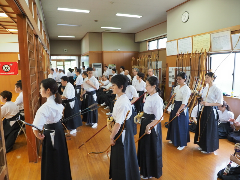 静かな控室で順番を待っている選手たちの写真