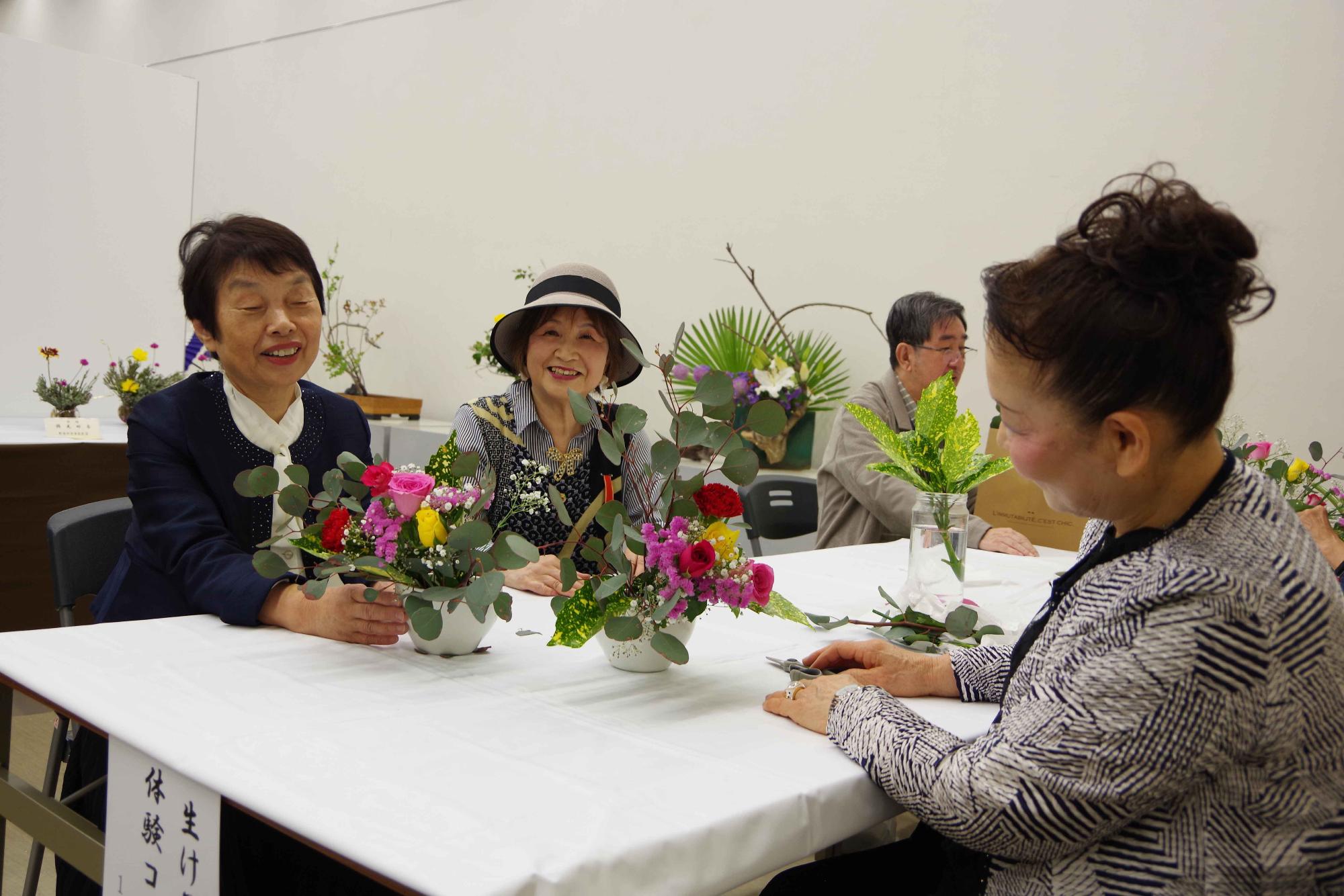 生け花体験コーナーの様子の写真