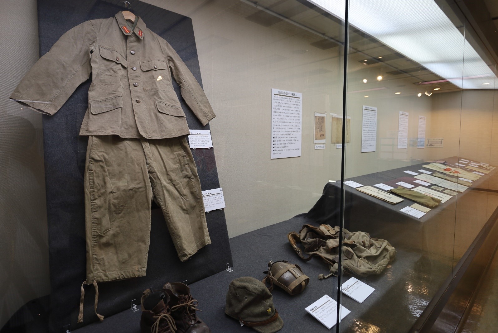 企画展内の戦争の展示の写真