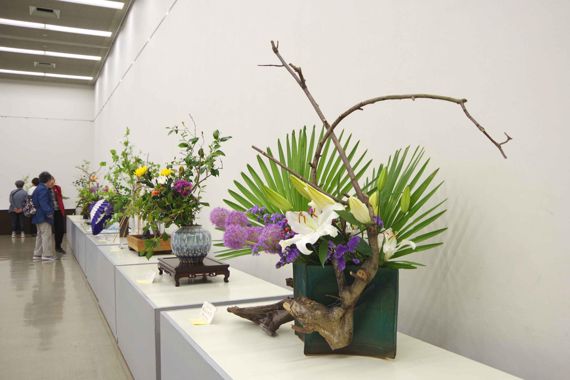 華道作品を展示した会場の様子の写真